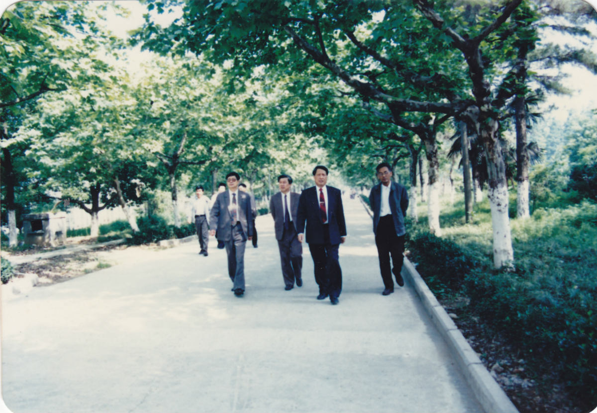 1995年5月，全国人大常委会副委员长、著名经济学家成思危（右二）在时任化学工业部副部长期间莅临浙化院视察