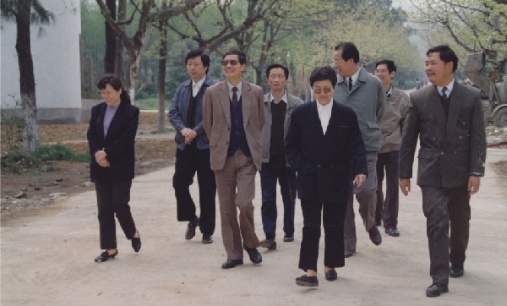 1994年4月，原国家科技部部长朱丽兰（右二）莅临浙化院视察。